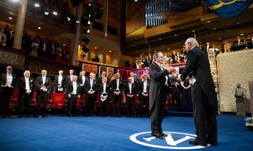manbet手机版化学奖得主迈克尔·莱维特接受诺贝尔奖