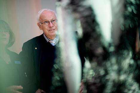 manbet手机版托马斯·林达尔在斯德哥尔摩诺贝尔博物馆举办的“诺贝尔创造”展览上观察2015年化学奖的解读