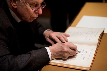 manbet手机版托马斯·林达尔于2015年12月12日访问诺贝尔基金会期间，在诺贝尔基金会留名簿上签名，该留名簿自1952年以来由诺贝尔奖得主签署。