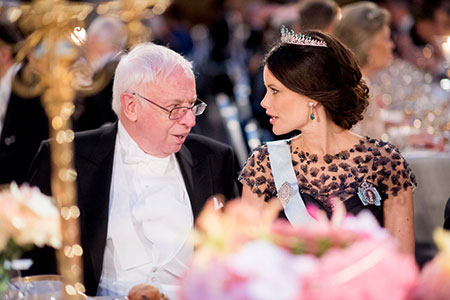 manbet手机版2015年12月10日，托马斯·林达尔和瑞典索菲亚公主在诺贝尔晚宴的荣誉桌旁