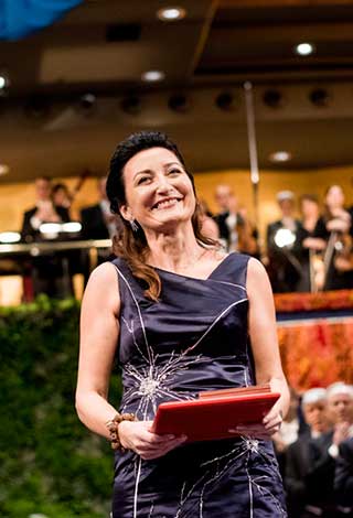 manbet手机版梅-布里特·莫泽在斯德哥尔摩音乐厅接受诺贝尔奖后
