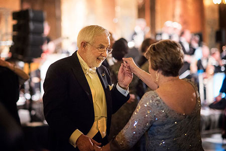 manbet手机版阿瑟·b·麦克唐纳和他的妻子珍妮特•麦克唐纳夫人走上舞池在金色大厅诺贝尔晚宴。