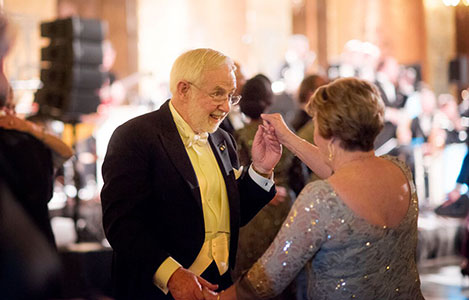 manbet手机版亚瑟·b·麦克唐纳和他的妻子珍妮特·麦克唐纳夫人在诺贝尔晚宴后进入金色大厅的舞池。