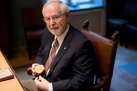 manbet手机版阿瑟·b·麦克唐纳显示他的诺贝尔奖章访诺贝尔基金会于2015年12月12日。