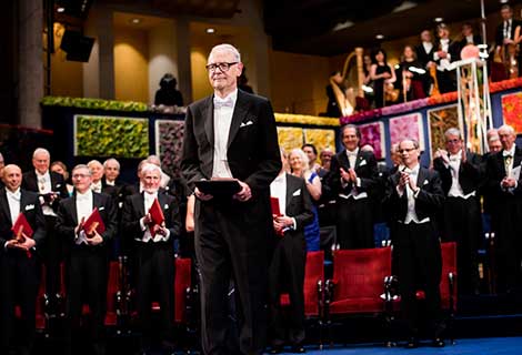manbet手机版帕特里克·莫迪亚诺在斯德哥尔摩音乐厅接受诺贝尔奖后