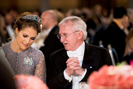 manbet手机版瑞典公主玛德琳和莫卓奇表的荣誉在2015年12月10日诺贝尔晚宴。