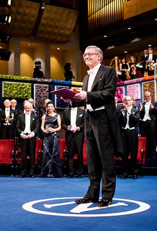 manbet手机版威廉·e·莫尔纳在斯德哥尔摩音乐厅接受诺贝尔奖后