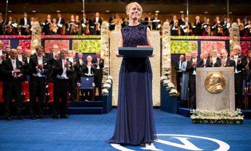 manbet手机版珍妮Munro夫人在接受诺贝尔奖章及证书代表她的母亲爱丽丝Munro斯德哥尔摩音乐厅