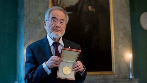 manbet手机版大隅良典展示他的诺贝尔奖章