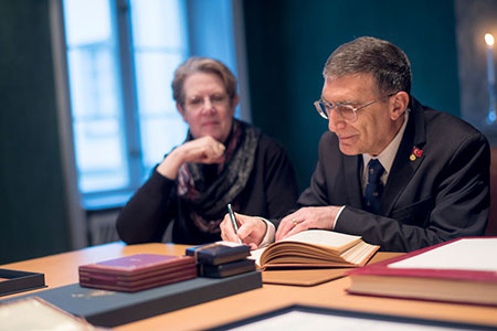 manbet手机版2015年12月12日，在访问诺贝尔基金会期间，阿齐兹·桑卡尔在诺贝尔基金会留言簿上签名，该留言簿由1952年以来的诺贝尔奖得主签署。