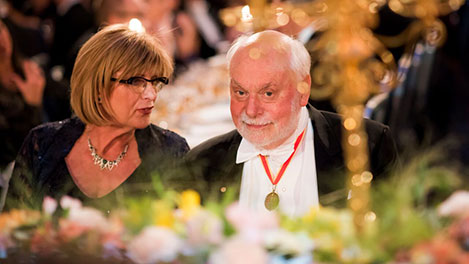 manbet手机版弗雷泽·斯托达特爵士和伊丽莎白·布特斯玛，化学奖得主贝纳德·费林加的合伙人，在诺贝尔晚宴的荣誉桌旁