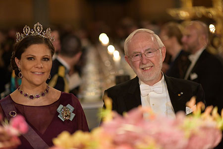 manbet手机版瑞典皇冠公主维多利亚和阿瑟·b·麦克唐纳在餐桌上的荣誉。