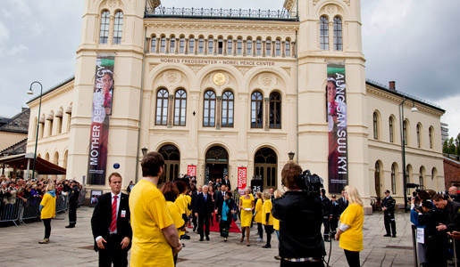 manbet手机版图为，昂山素季从挪威奥斯陆的诺贝尔和平中心前往奥斯陆市政厅，1.2万人在那里等候迎接她