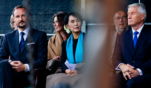 manbet手机版2012年6月16日，在奥斯陆市中心举行的庆祝活动中，昂山素季(第一排)、哈康王储(左)和挪威诺贝尔委员会主席雅格兰(ThorbjÃ)在台上