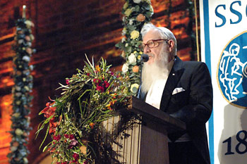 manbet手机版罗伯特·j·奥曼在宴会上发表演讲。
