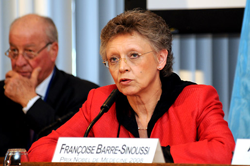 manbet手机版Françoise Barré-Sinoussi在新闻发布会上