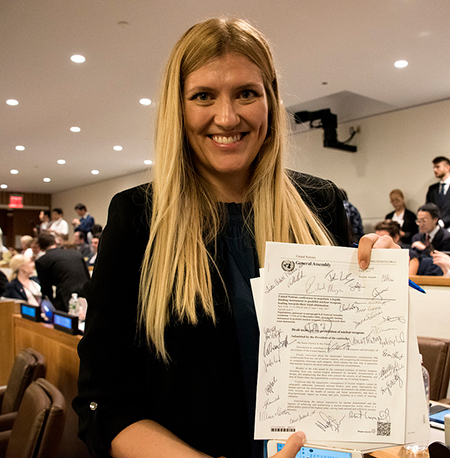 manbet手机版碧翠丝·菲恩与签署的联合国条约