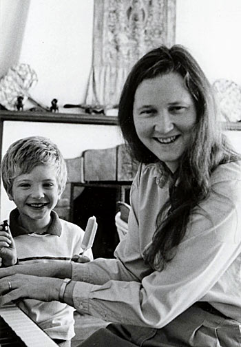 manbet手机版伊丽莎白和她的儿子本在钢琴旁。manbet手机版大约在1990年