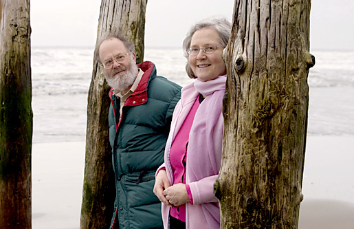 manbet手机版伊丽莎白·布莱克本教授和她的丈夫约翰·塞达特教授在海滩上