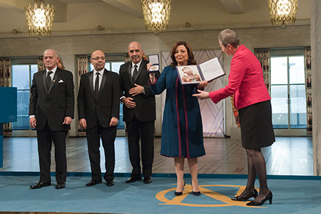manbet手机版挪威诺贝尔委员会的Kaci Kullmann Five和突尼斯全国对话四方的代表在诺贝尔和平奖颁奖典礼上。