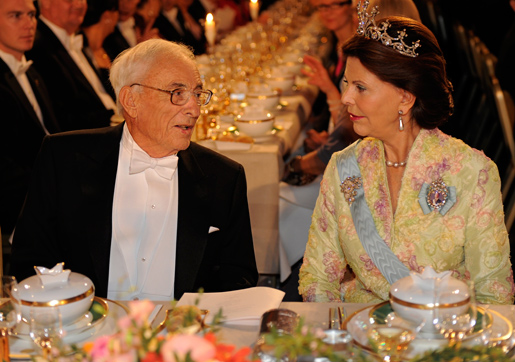 manbet手机版威拉德·s·博伊尔在诺贝尔宴会上与西尔维娅女王陛下交谈
