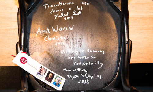 manbet手机版斯德哥尔摩诺贝尔博物馆展出的一把由2013年化学奖得主签名的椅子