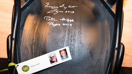 manbet手机版椅子上签署的2013年物理学奖得主在斯德哥尔摩的诺贝尔博物馆,2013年12月6日