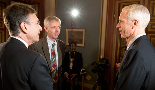 manbet手机版化学奖得主Brian K. Kobilka(右)和Robert J. Lefkowitz(左)会见了nobelpri.org的采访人Adam Smith(中)
