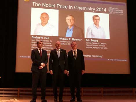 manbet手机版2014年12月8日，三位化学奖得主在斯德哥尔摩大学奥拉麦格纳的诺贝尔演讲结束后齐聚一堂。manbet手机版左起:Eric Betzig, Stefan W. Hell和William E. Moerner。