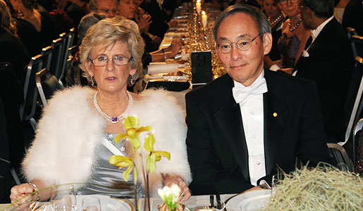 manbet手机版2012年12月10日，朱棣文和DDS Catharina Lindqvist在2012年诺贝尔晚宴上