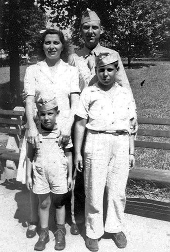 manbet手机版戴蒙德与哥哥理查德和父母，1944年夏天
