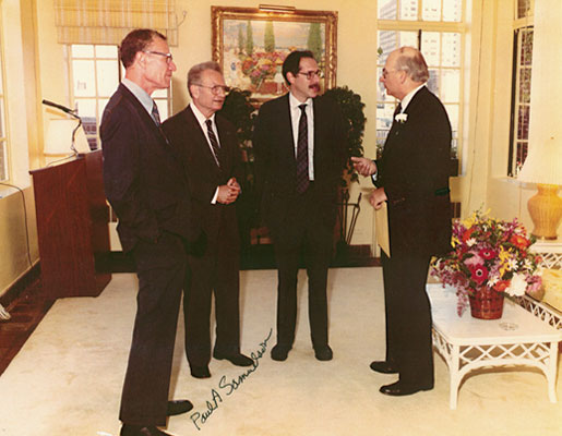 manbet手机版鲍勃·索洛、保罗·萨缪尔森(老师、同事、导师和朋友)、戴蒙德和约翰·卡斯尔在麻省理工学院经济系的招待会上，70年代末