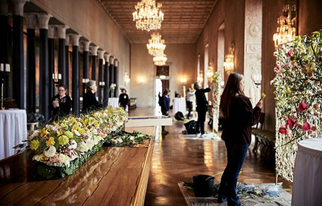 manbet手机版王子画廊装饰着色彩鲜艳的花卉地毯