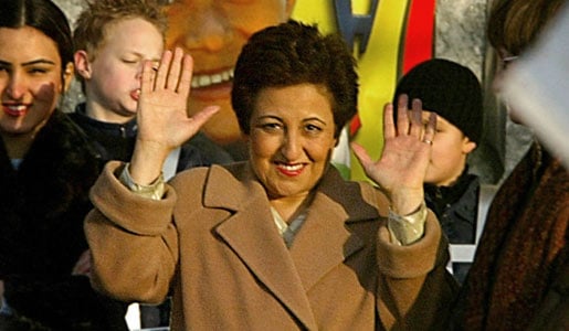 manbet手机版2003年诺贝尔和平奖得主希林·伊巴迪向4000多名挥舞旗帜的儿童挥手致意