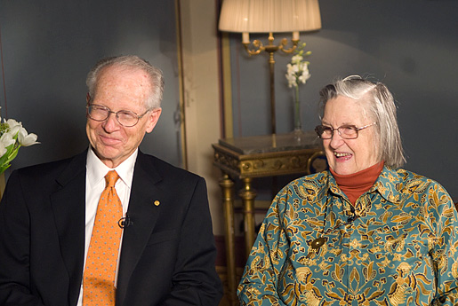 manbet手机版奥利弗·威廉姆森和埃莉诺·奥斯特罗姆在斯德哥尔摩接受诺贝尔奖网站的采访。