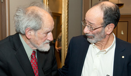 manbet手机版经济学奖得主阿尔文·e·罗斯(右)和劳埃德·s·沙普利(左)