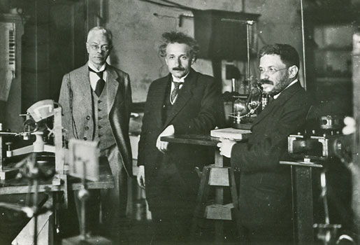 manbet手机版约1920年，阿尔伯特·爱因斯坦和他的朋友保罗·埃伦费斯特在阿姆斯特丹拜访彼得·齐曼。