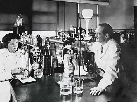manbet手机版格特鲁德·埃利恩和乔治·希钦斯在一个实验室里，大约在1948年。manbet手机版资料来源:维康图片社，伦敦维康图书馆。manbet手机版CC BY 4.0通过Wikimedia Commons