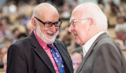 manbet手机版弗朗索瓦Englert(左)和彼得•Higgs三位殊荣(右)在欧洲核子研究中心的一次研讨会上,2012年。