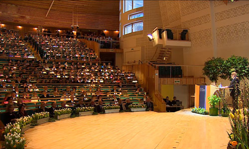 manbet手机版François恩格勒在斯德哥尔摩大学马格纳大厅发表诺贝尔奖演讲