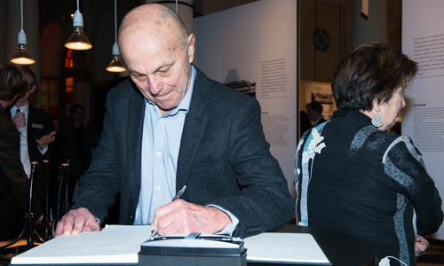 manbet手机版尤金·法玛在斯德哥尔摩诺贝尔博物馆的留言簿上签名