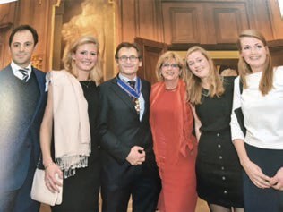 manbet手机版贝蒂，我们的女儿Femke, Hannah和Emma还有女婿Jorrit在最近的一个仪式上我接受了皇家勋章。