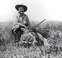 manbet手机版欧内斯特·海明威和一只狮子。