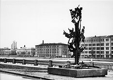 manbet手机版诺贝尔纪念碑被炸毁的树在涅瓦河岸边，圣彼得堡。