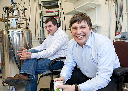 manbet手机版安德烈·海姆和康斯坦丁·诺沃肖洛夫在曼彻斯特大学的实验室里