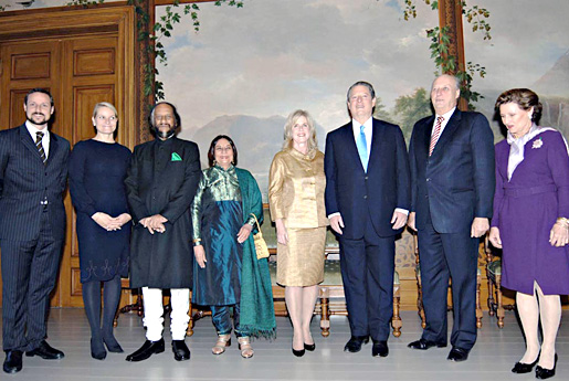 manbet手机版2007年诺贝尔和平奖得主和他们的配偶与挪威王室成员在挪威奥斯陆的皇宫