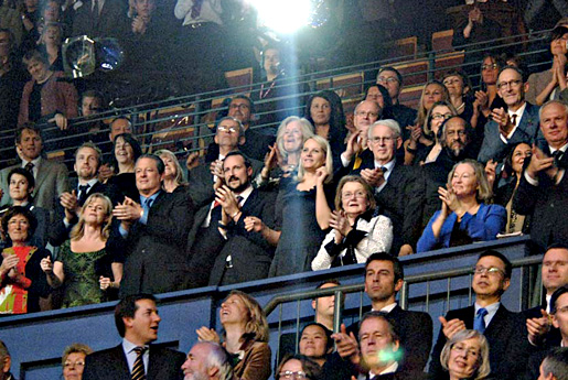 manbet手机版诺贝尔和平奖音乐会上，阿尔·戈尔和拉金德拉·k·帕乔里在观众中