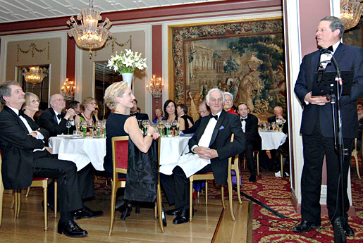manbet手机版戈尔发表他的演讲在2007年诺贝尔和平奖宴会