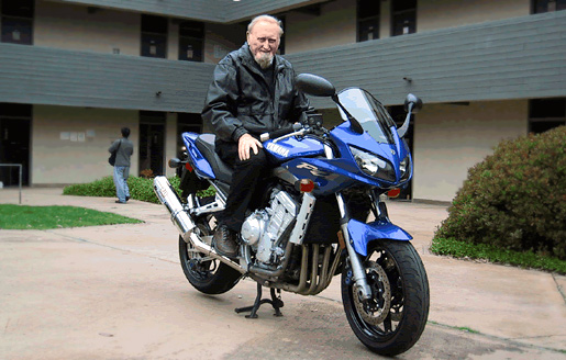 manbet手机版克莱夫·w·j·格兰杰骑着摩托车。