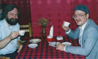 manbet手机版爱德华多·弗拉德金在格鲁吉亚第比利斯的一家茶馆采访。